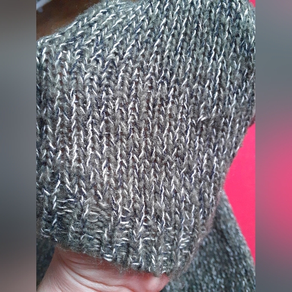 Cozy olive green sweater, sz L - Picture 6 of 11